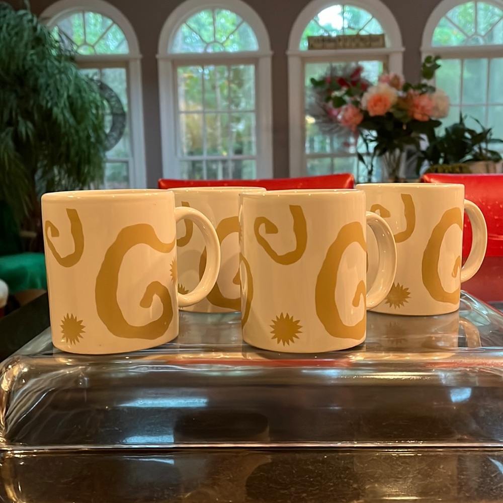 Oscar de la Renta Coffee Mugs. Gold and White designer swirls.  Set of 4.